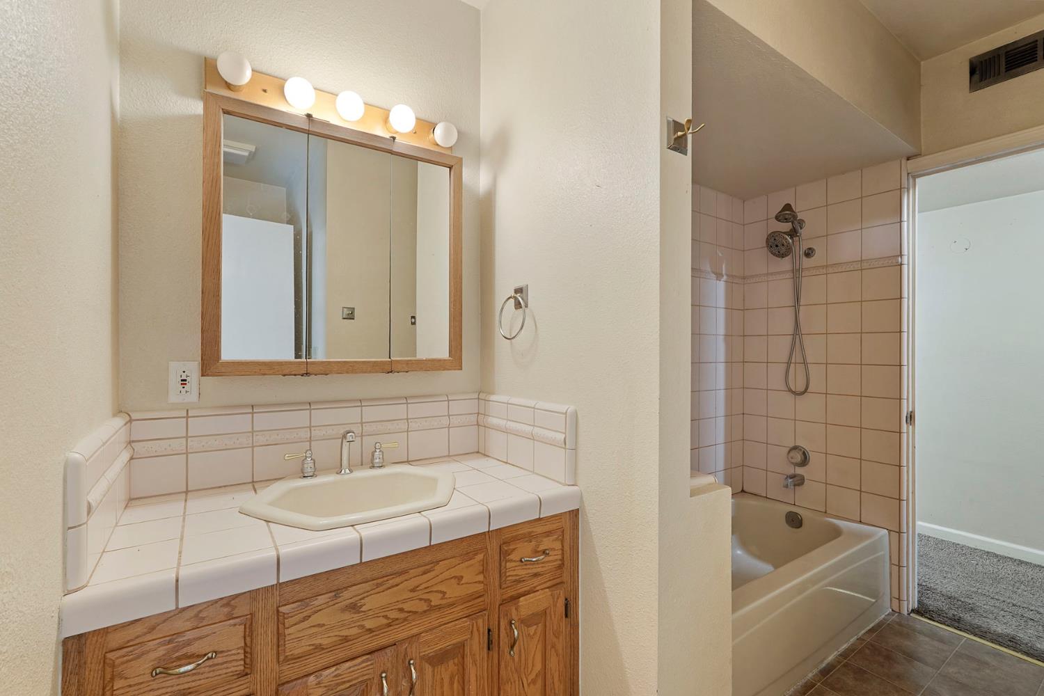 2194 Yosemite Pkwy, Merced, CA 95341