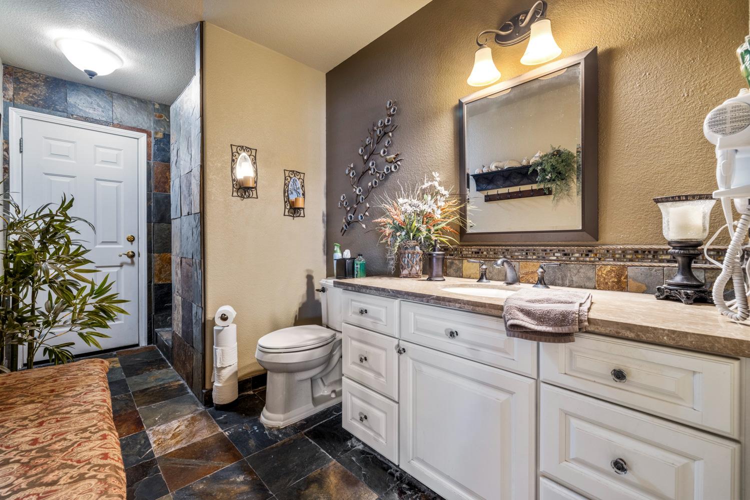 1084 Eastburg Ct, Ripon, CA 95366