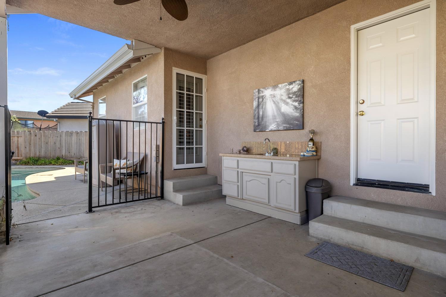 1084 Eastburg Ct, Ripon, CA 95366