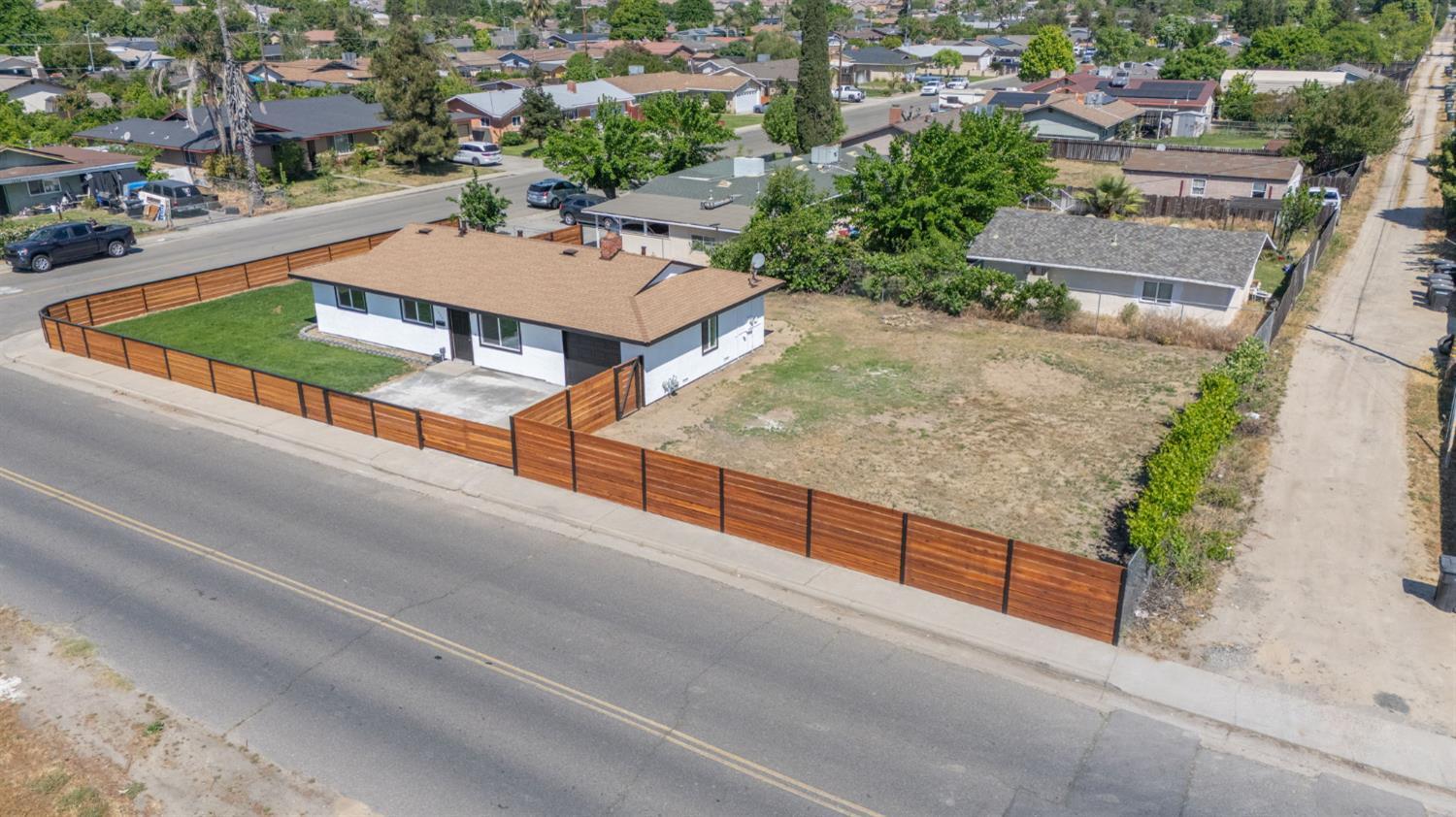 1209 Peach Ave, Livingston, CA 95334