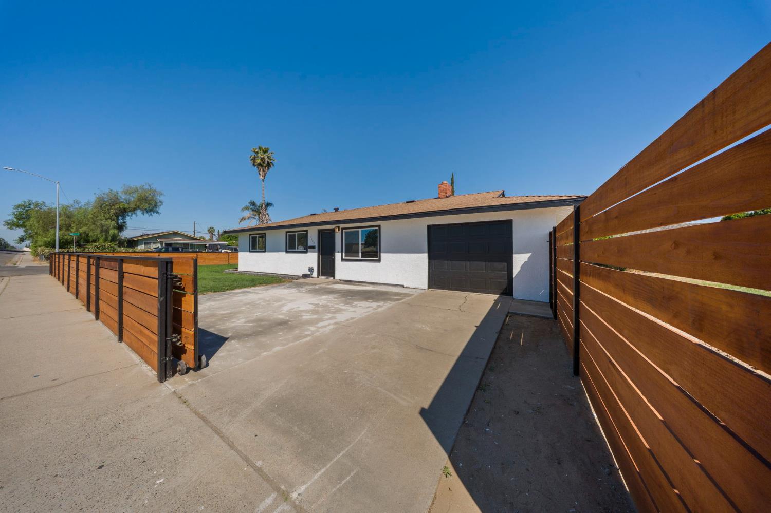 1209 Peach Ave, Livingston, CA 95334