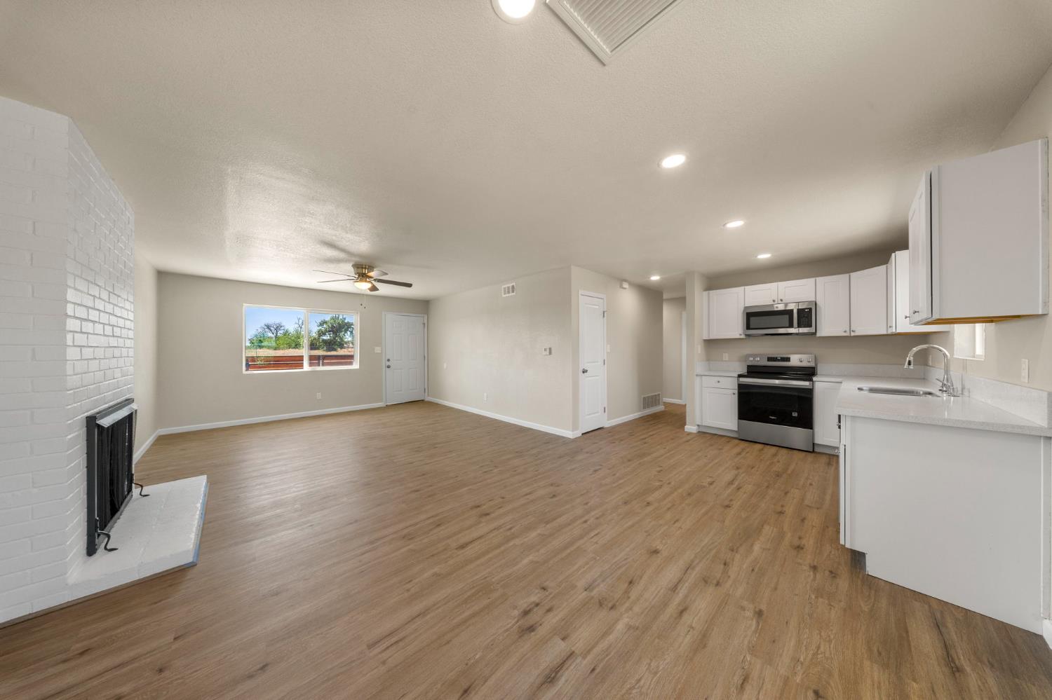 1209 Peach Ave, Livingston, CA 95334