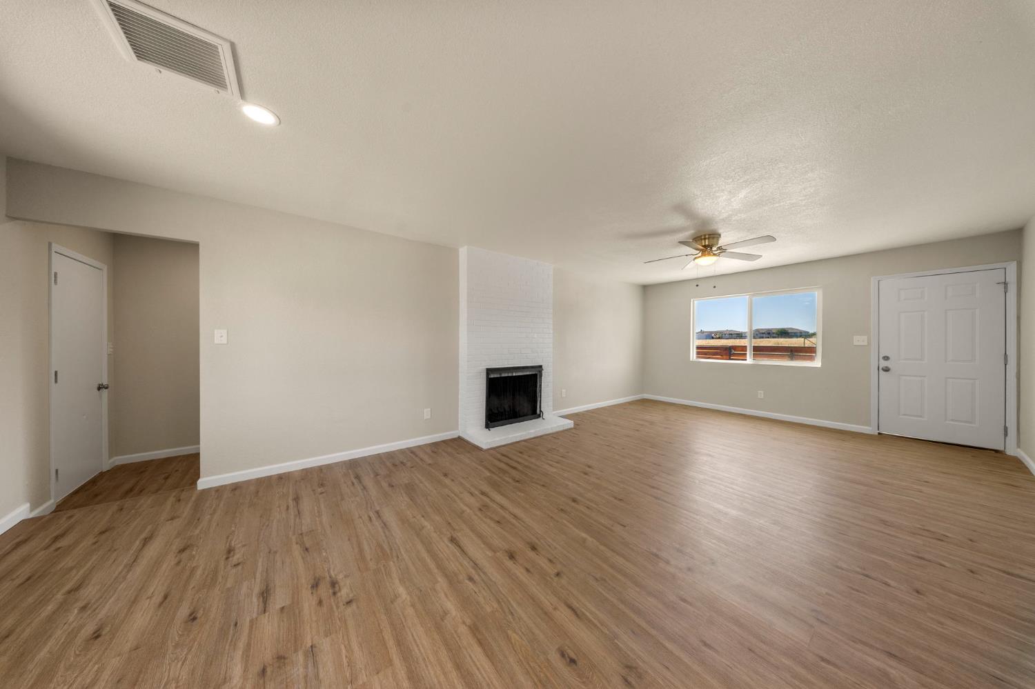 1209 Peach Ave, Livingston, CA 95334