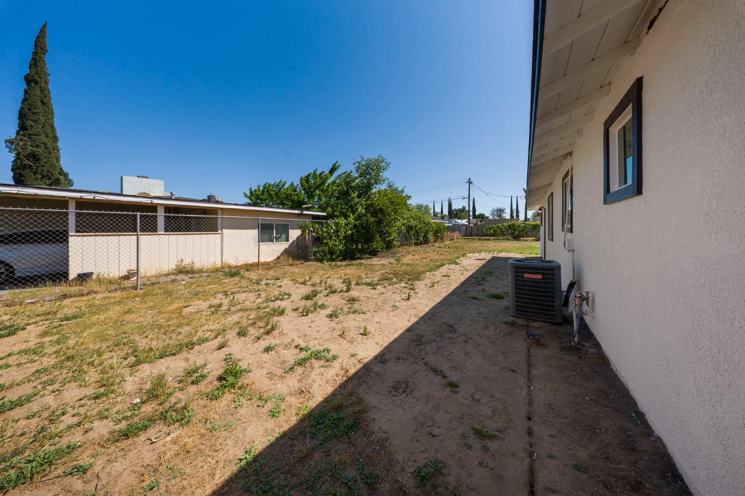 1209 Peach Ave, Livingston, CA 95334