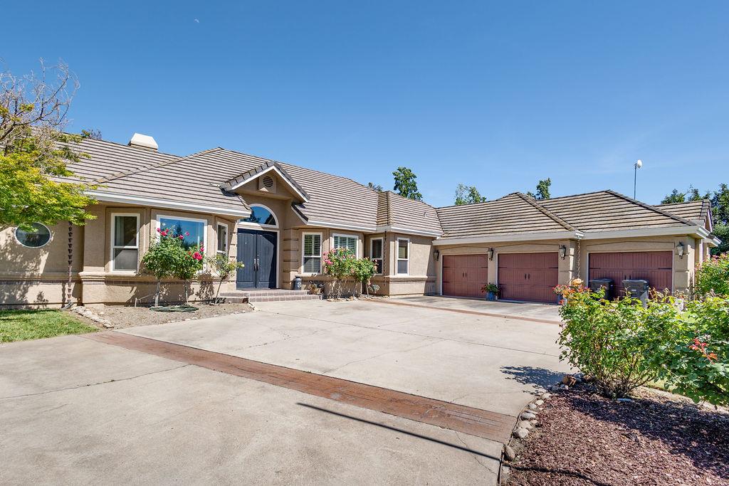 9824 Red Fox Dr, Oakdale, CA 95361