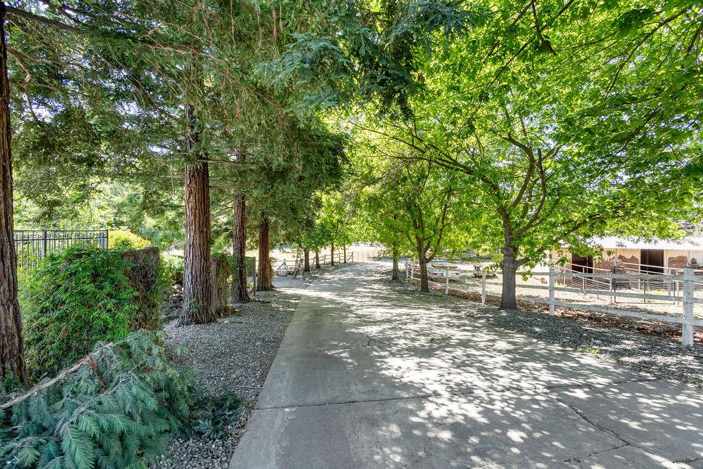 9824 Red Fox Dr, Oakdale, CA 95361