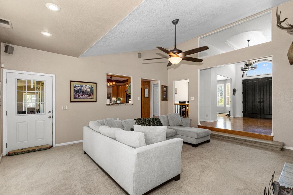 9824 Red Fox Dr, Oakdale, CA 95361