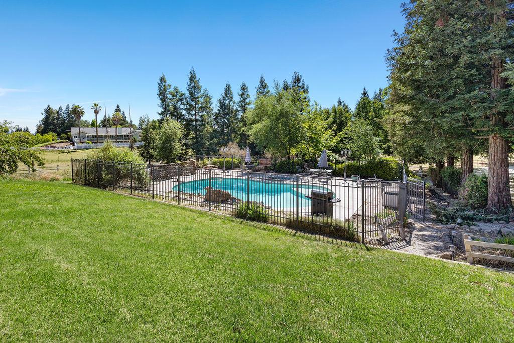 9824 Red Fox Dr, Oakdale, CA 95361