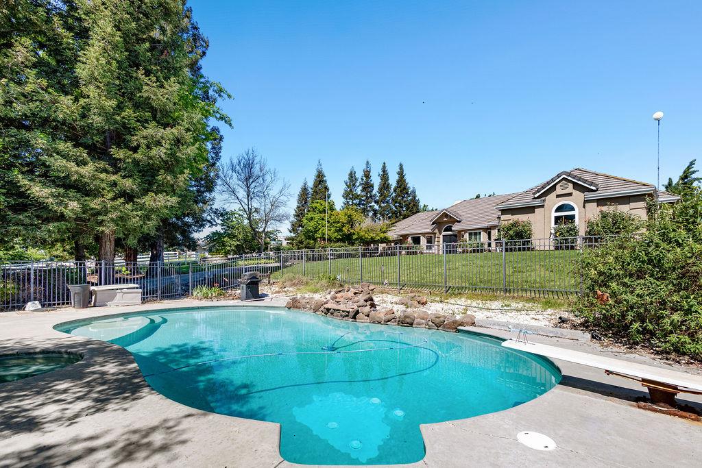 9824 Red Fox Dr, Oakdale, CA 95361