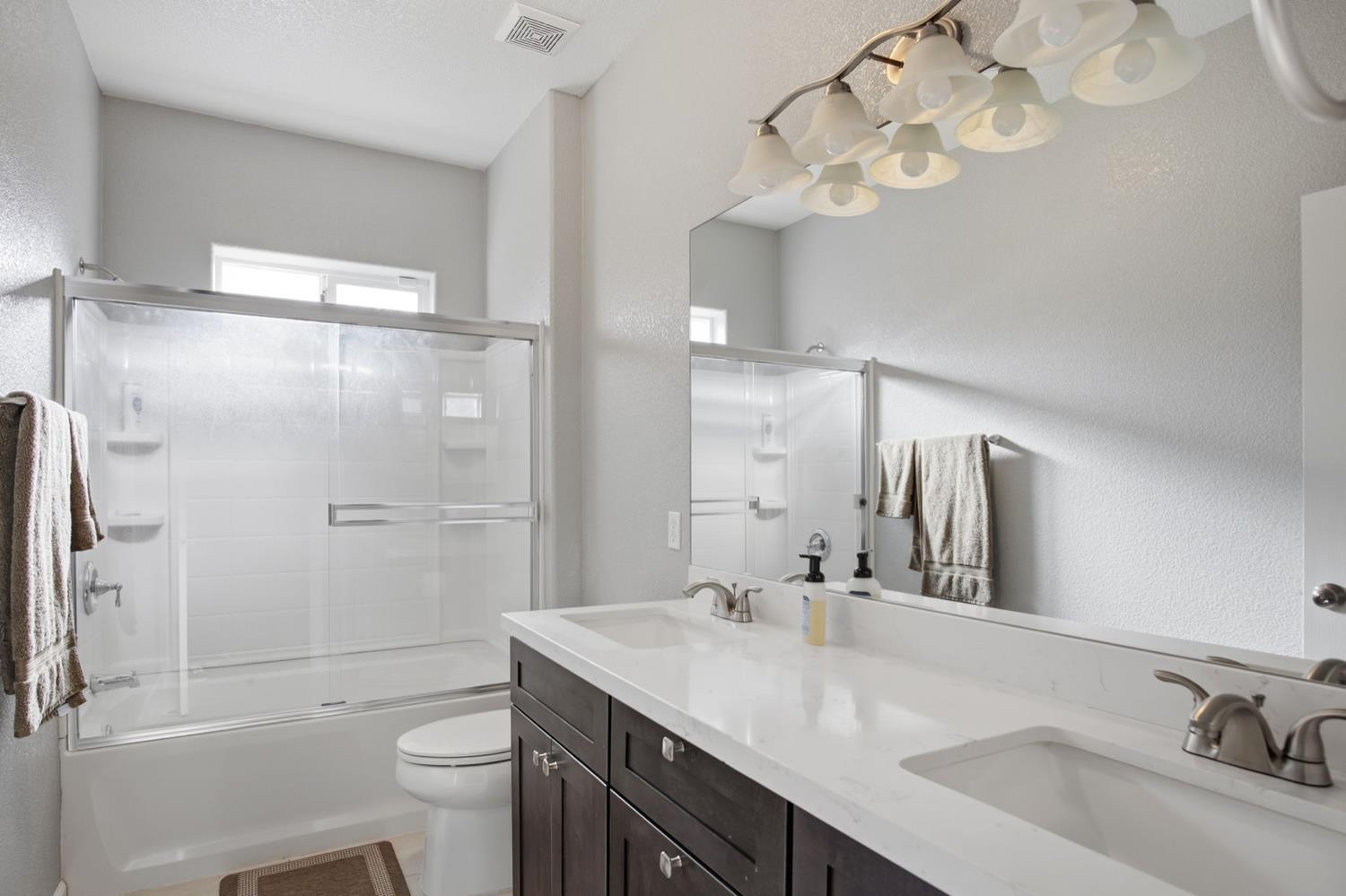 215 E Hawkeye Ave, Turlock, CA 95380