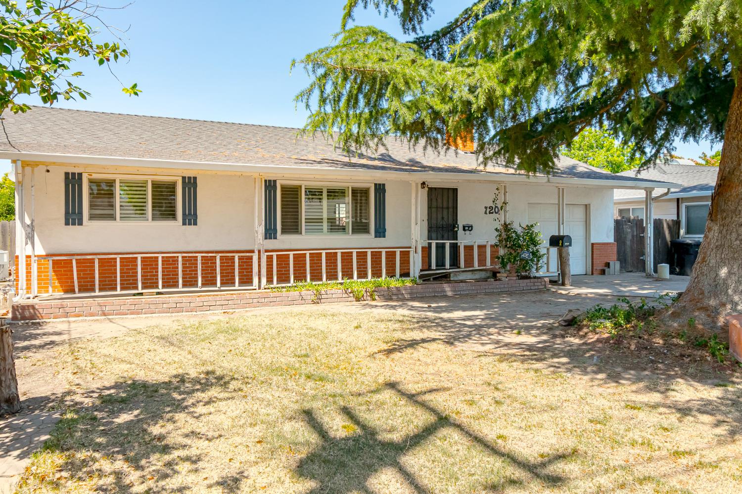 1204 Maple Dr, Oakdale, CA 95361