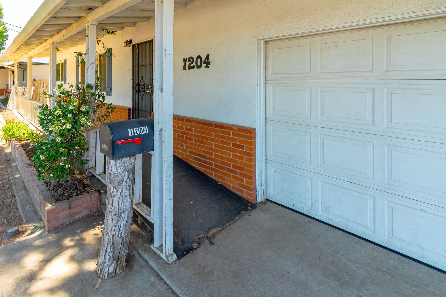 1204 Maple Dr, Oakdale, CA 95361