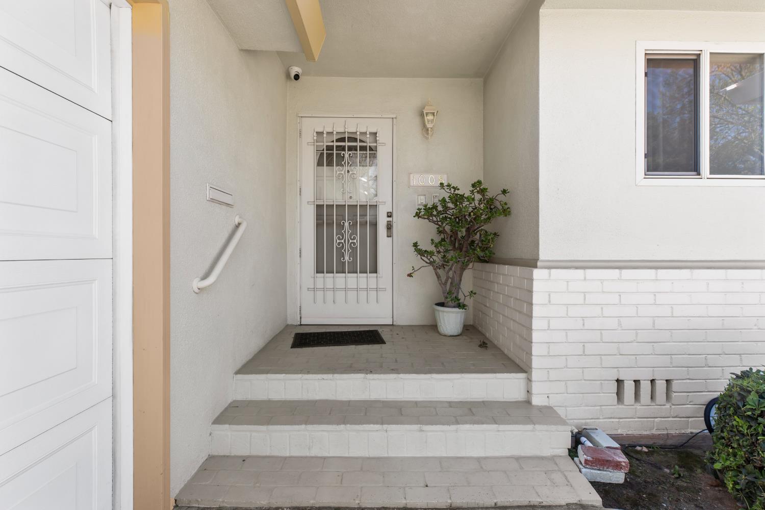 1008 Colonial Ct, Modesto, CA 95350