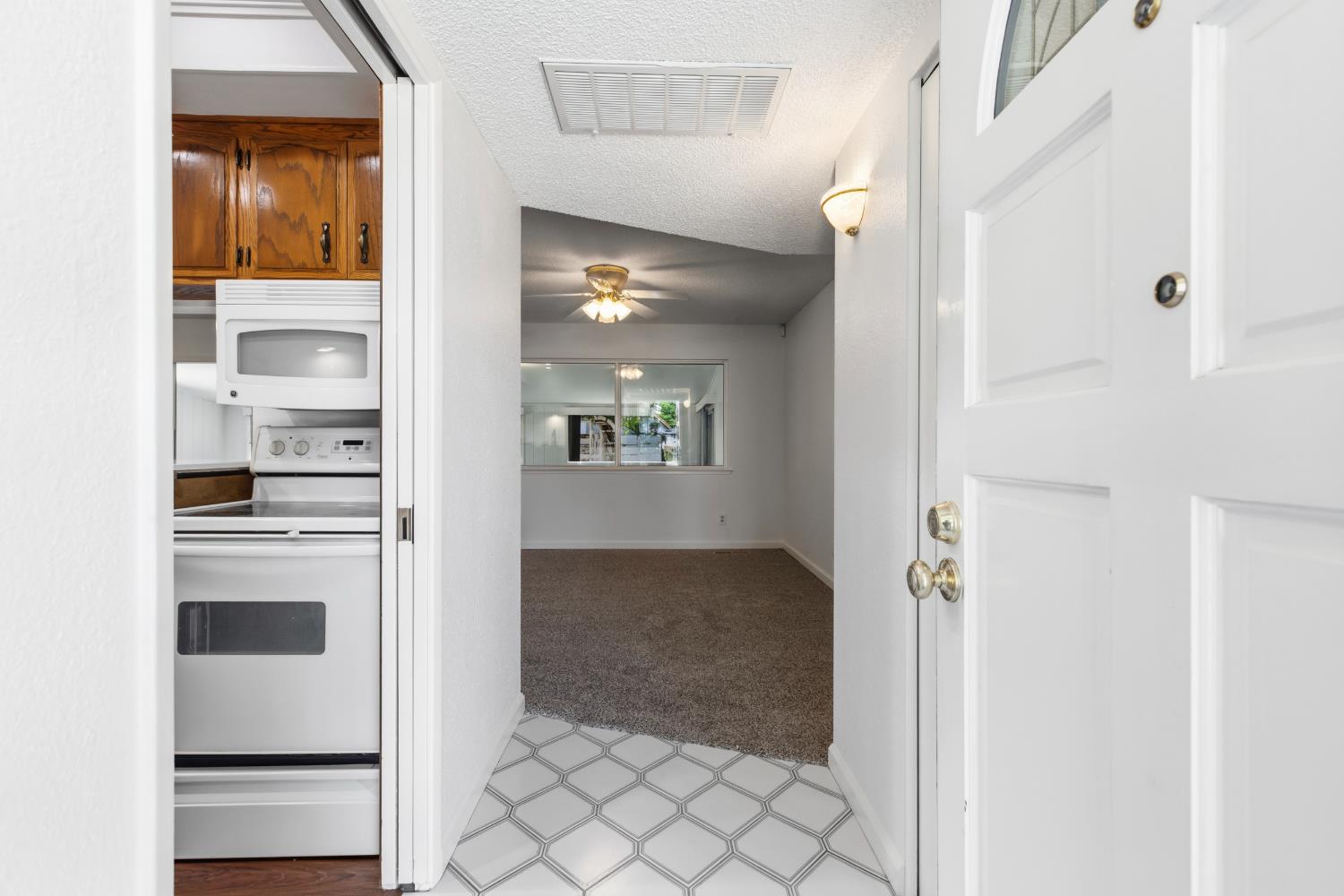 1008 Colonial Ct, Modesto, CA 95350