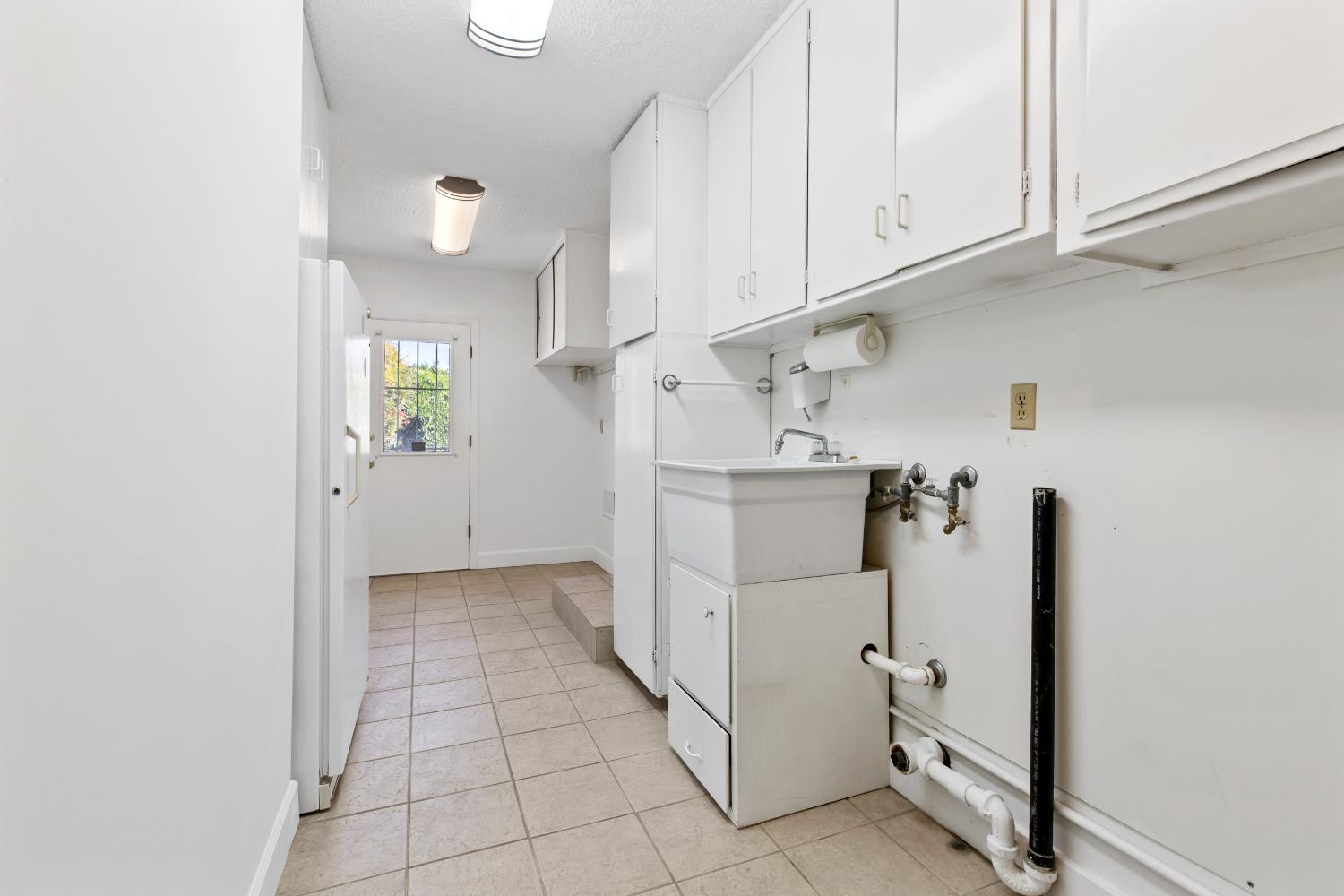 1008 Colonial Ct, Modesto, CA 95350