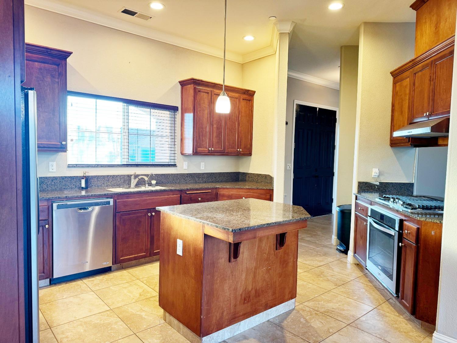 510 Stonehaven Dr, Los Banos, CA 93635