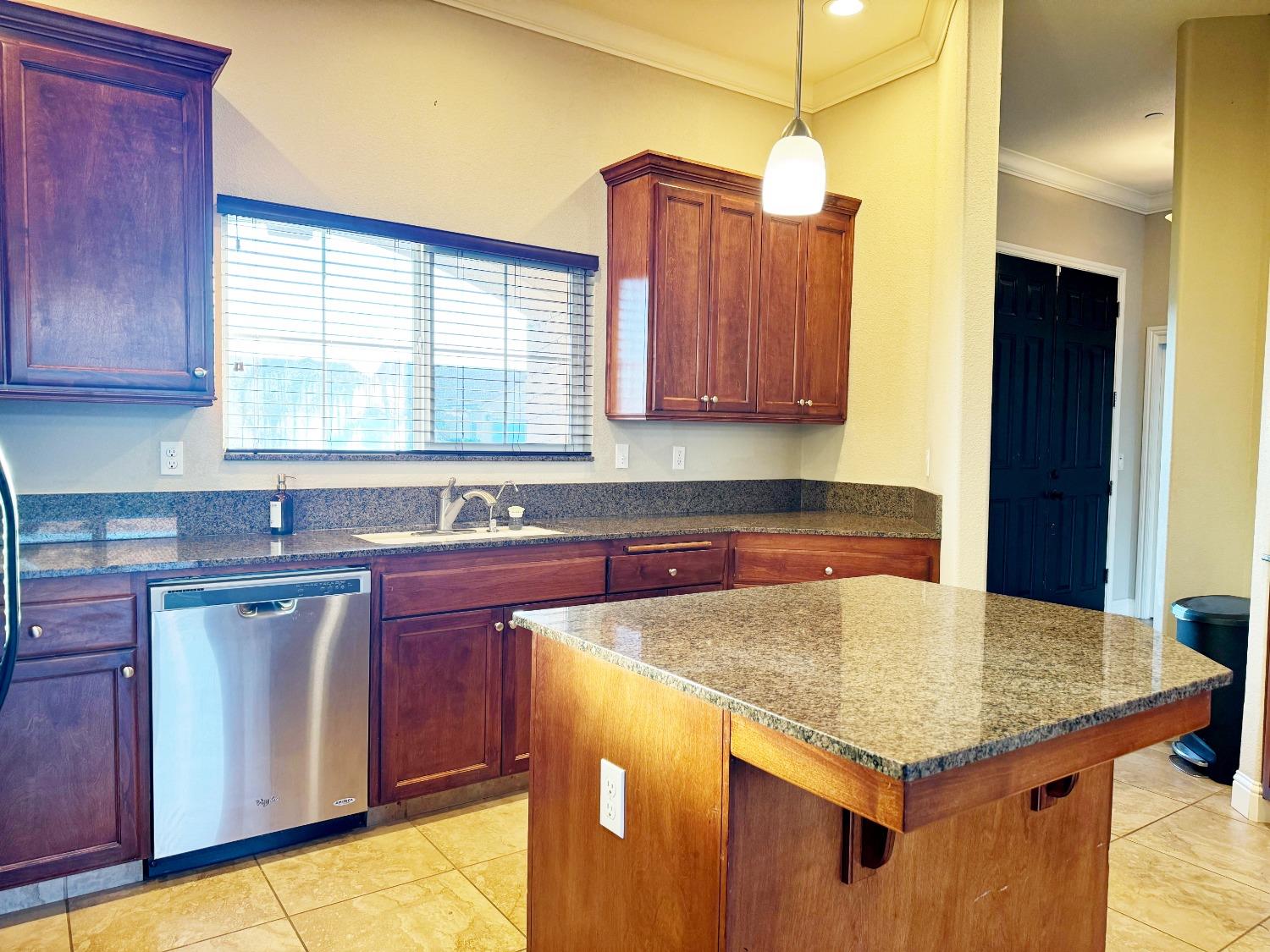 510 Stonehaven Dr, Los Banos, CA 93635