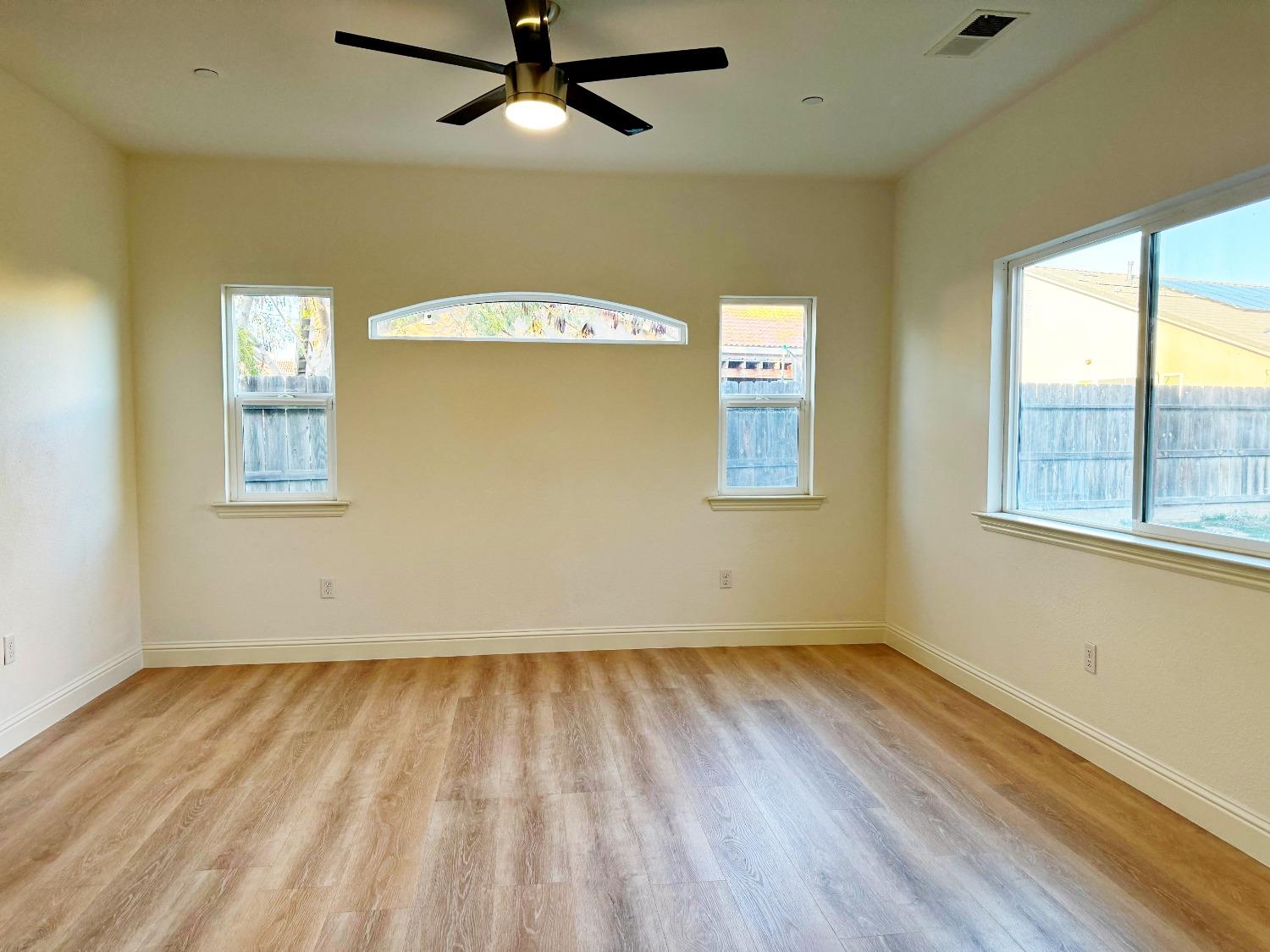 510 Stonehaven Dr, Los Banos, CA 93635