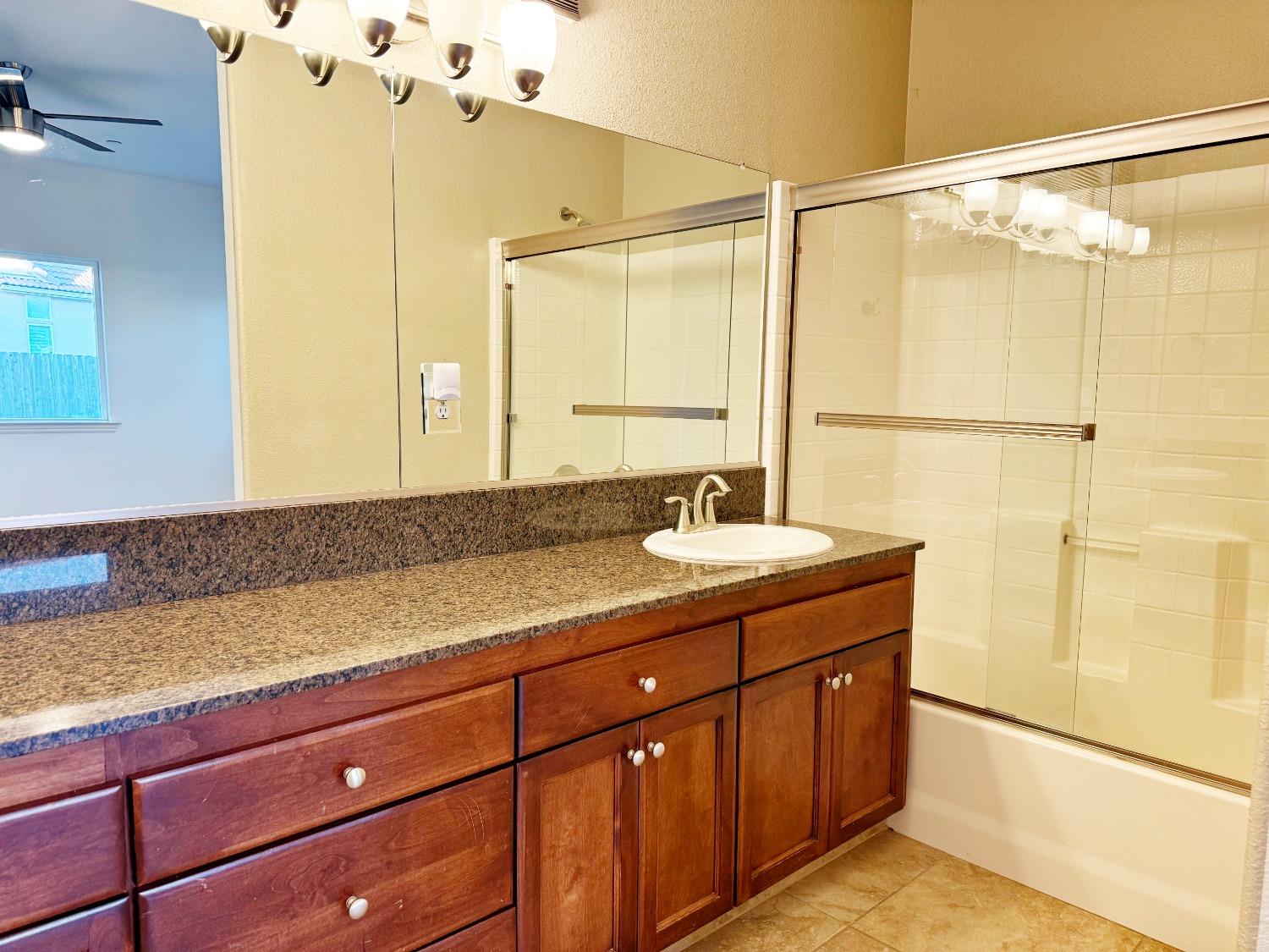 510 Stonehaven Dr, Los Banos, CA 93635