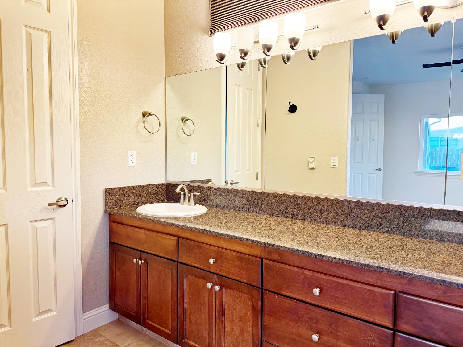 510 Stonehaven Dr, Los Banos, CA 93635