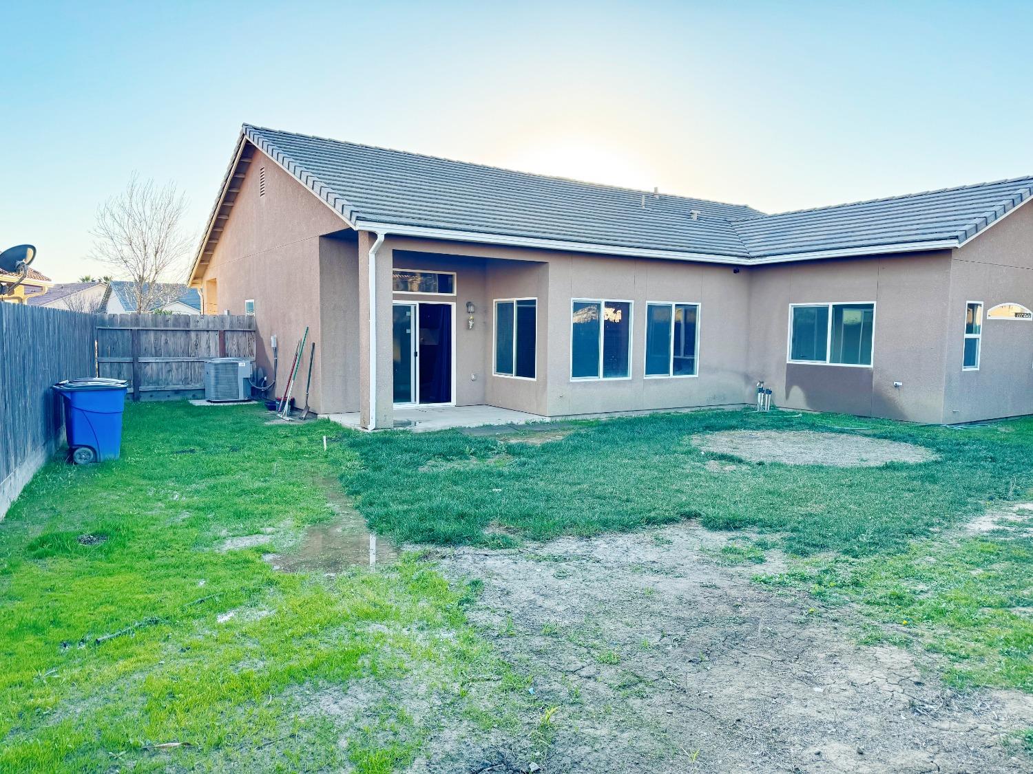 510 Stonehaven Dr, Los Banos, CA 93635
