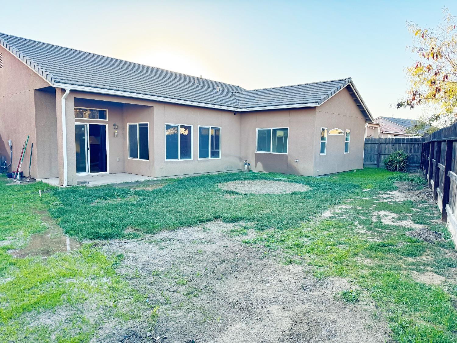 510 Stonehaven Dr, Los Banos, CA 93635