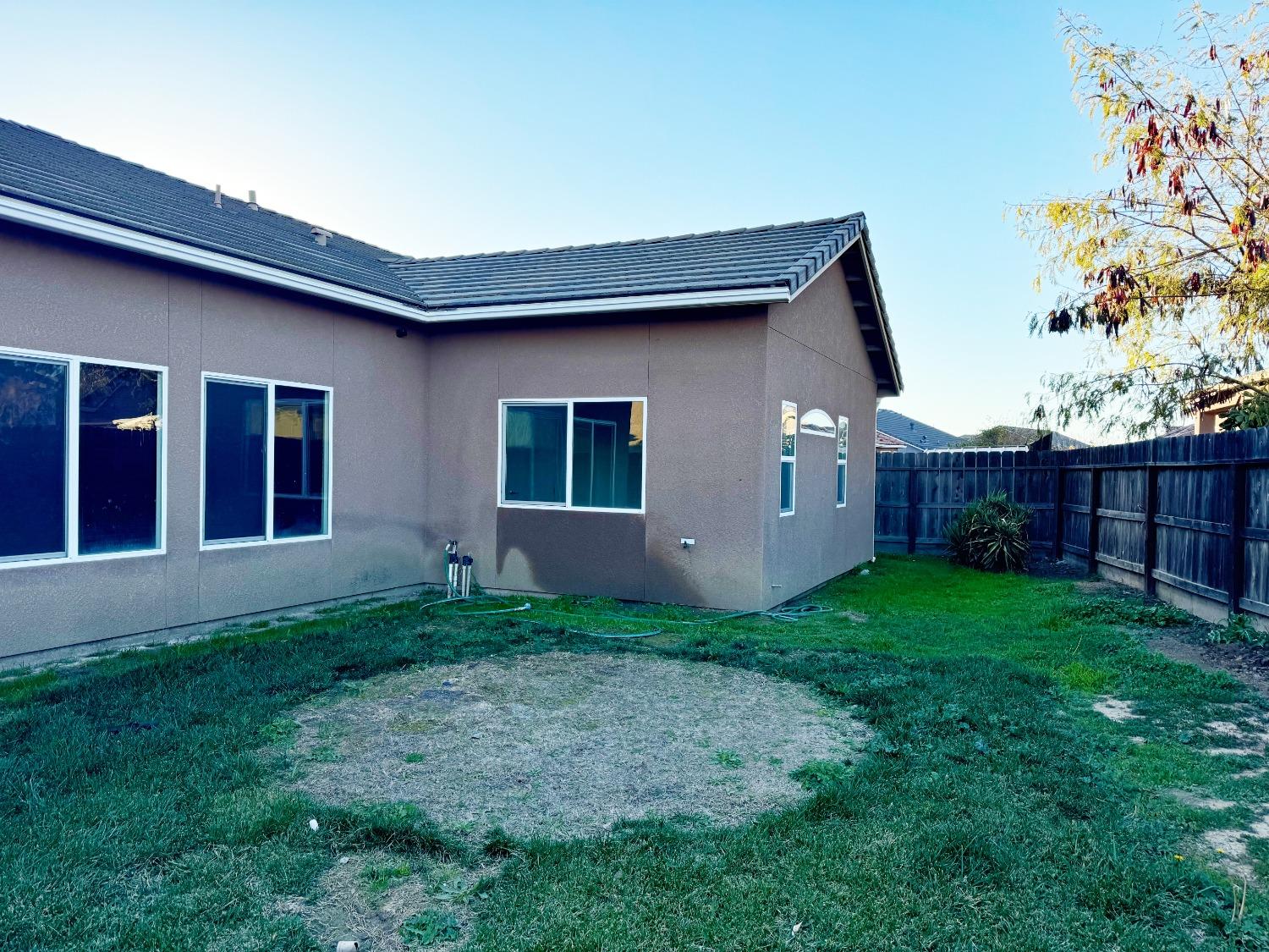 510 Stonehaven Dr, Los Banos, CA 93635