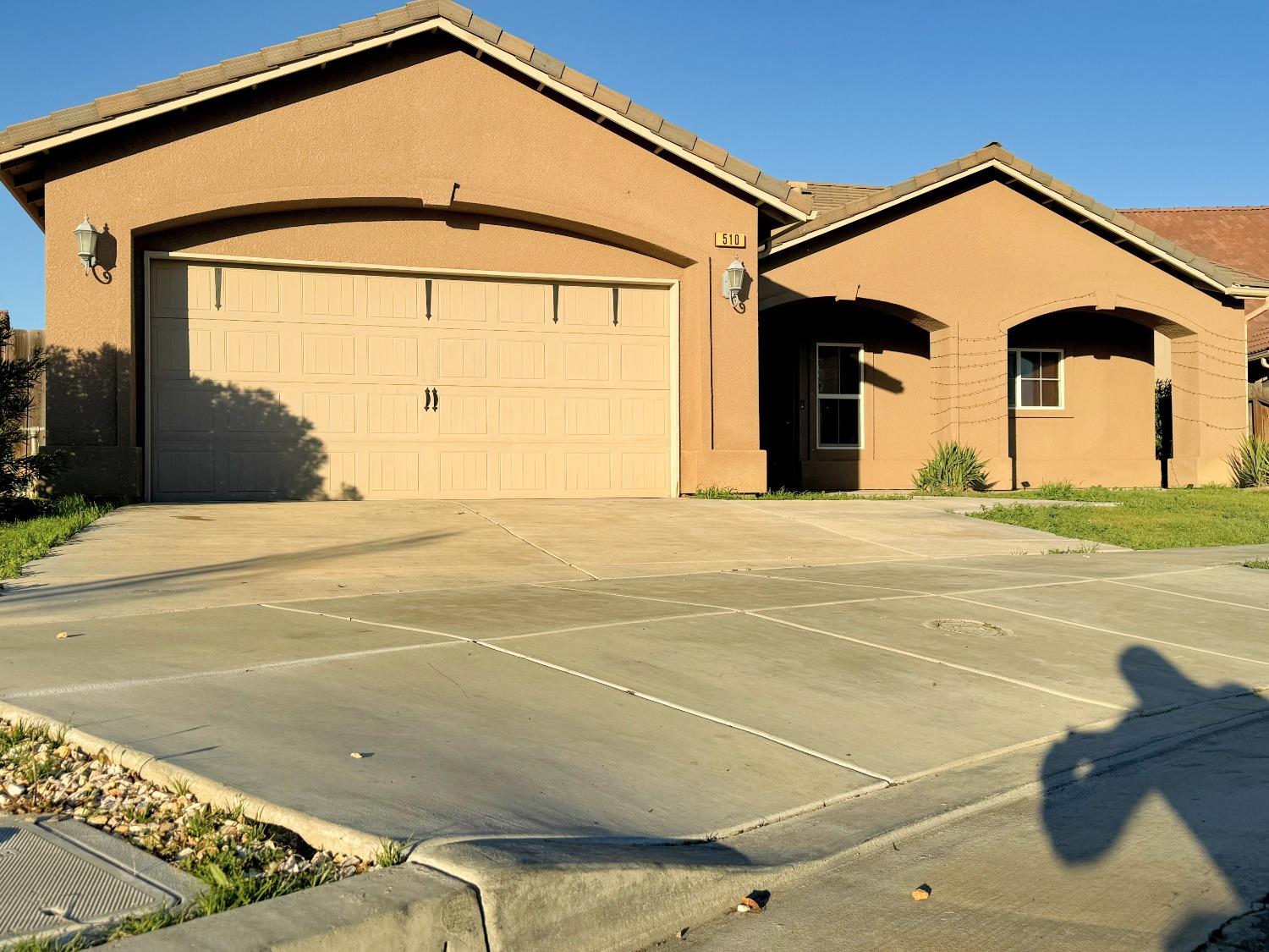 510 Stonehaven Dr, Los Banos, CA 93635