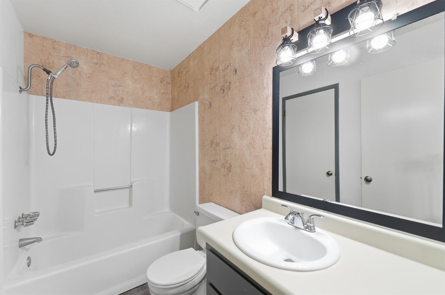 2037 Zeeland Ct, Modesto, CA 95356