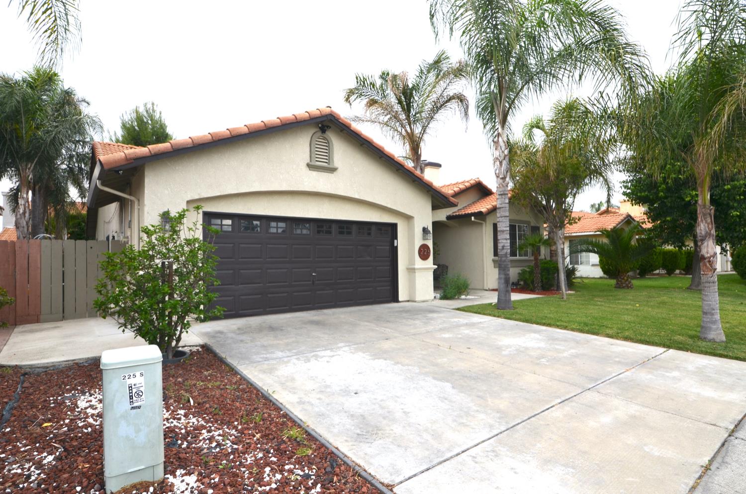 225 Stonewood Dr, Los Banos, CA 93635