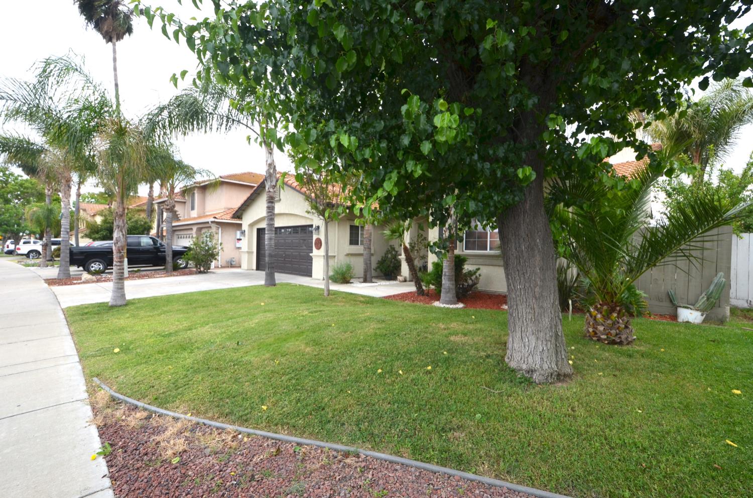 225 Stonewood Dr, Los Banos, CA 93635