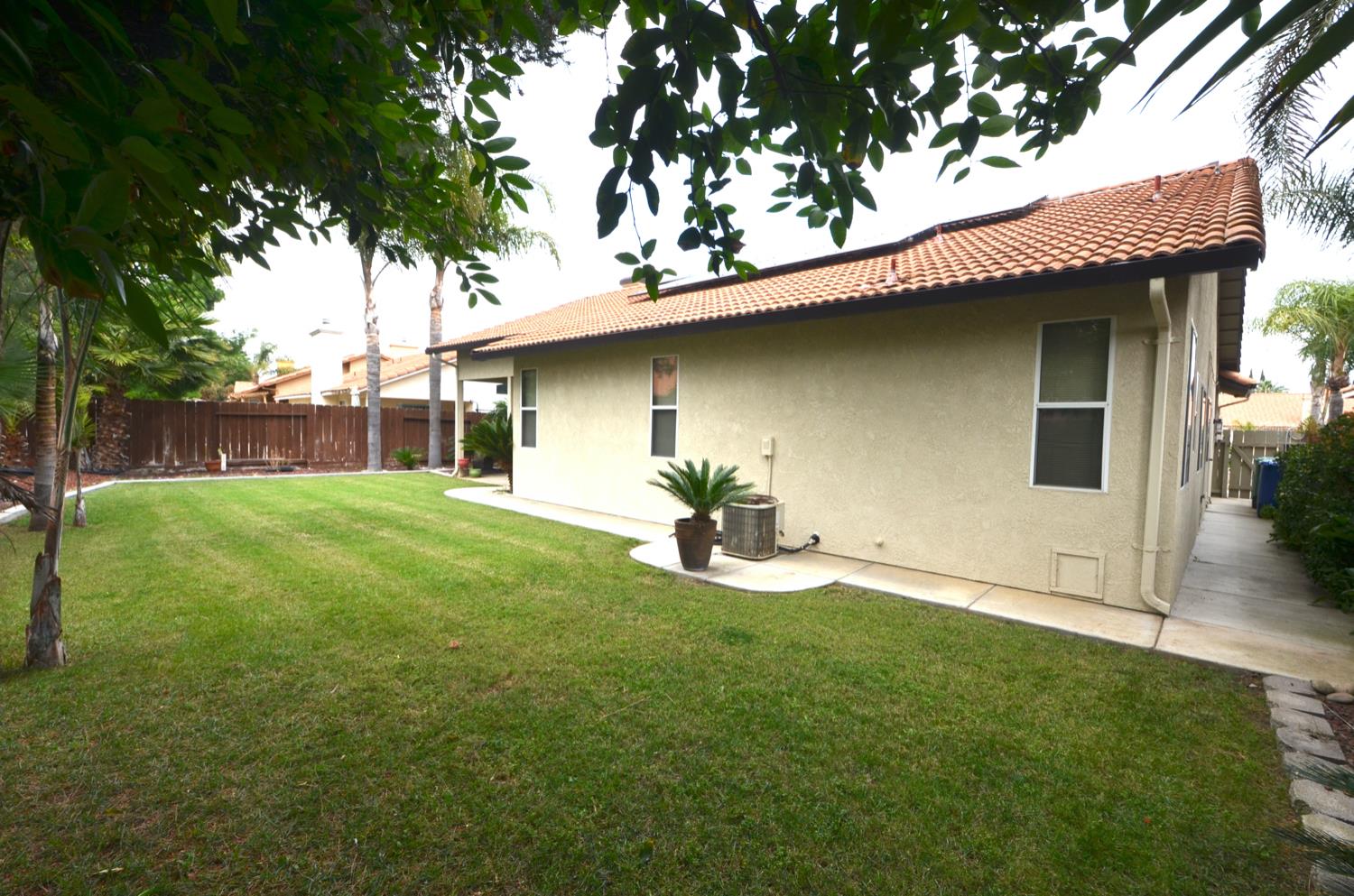 225 Stonewood Dr, Los Banos, CA 93635