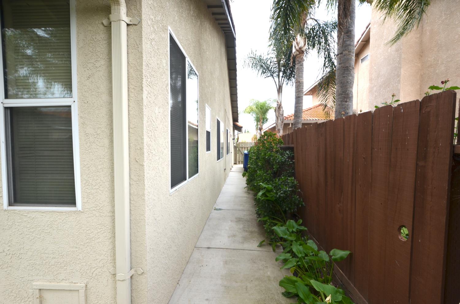 225 Stonewood Dr, Los Banos, CA 93635