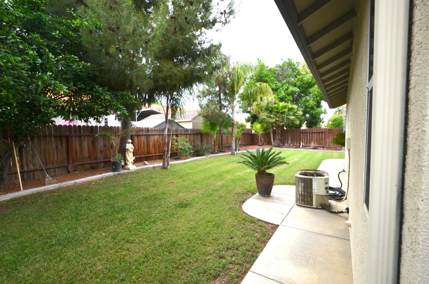225 Stonewood Dr, Los Banos, CA 93635