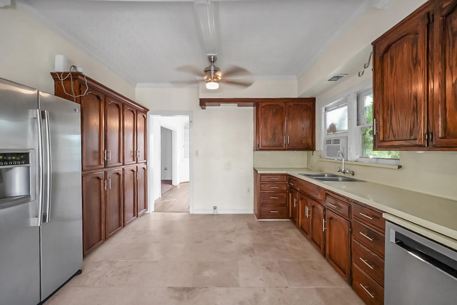 155 N 7th St, Chowchilla, CA 93610