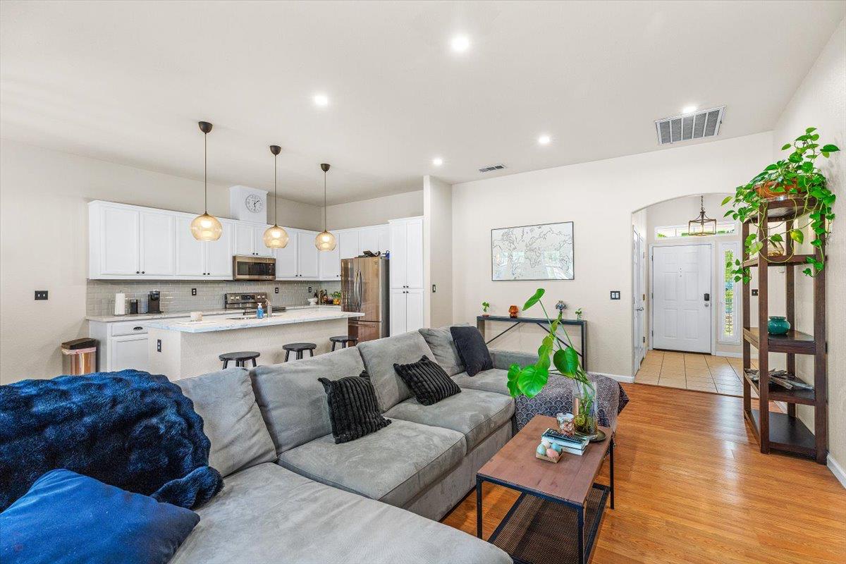 623 John Roos, Ripon, CA 95366