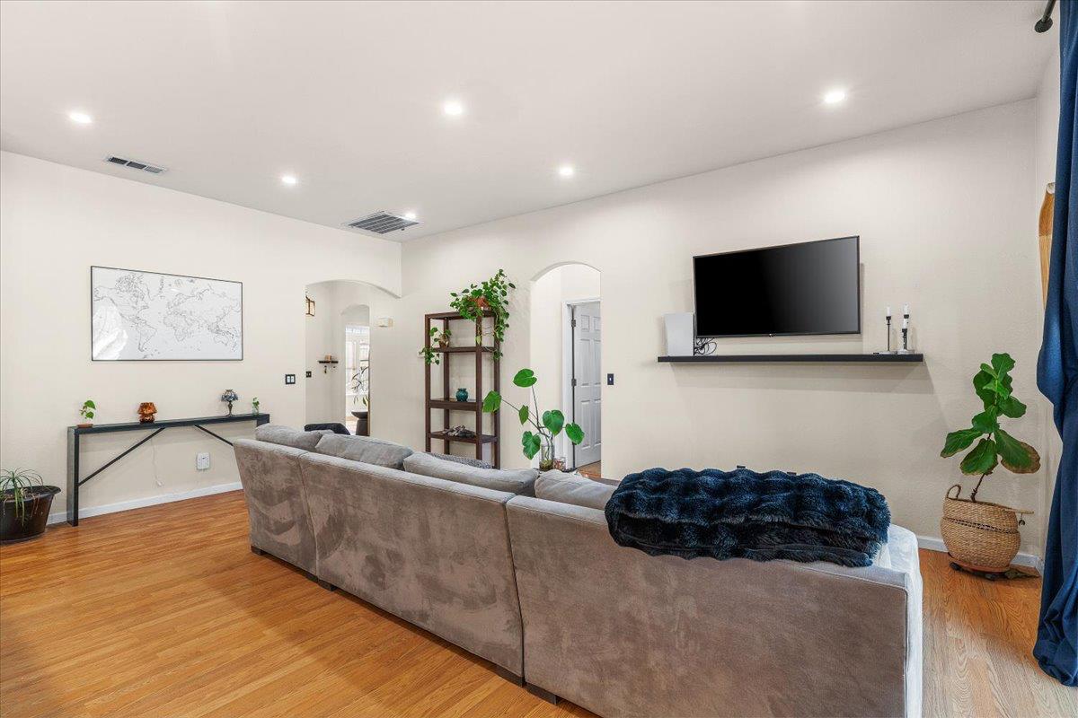 623 John Roos, Ripon, CA 95366