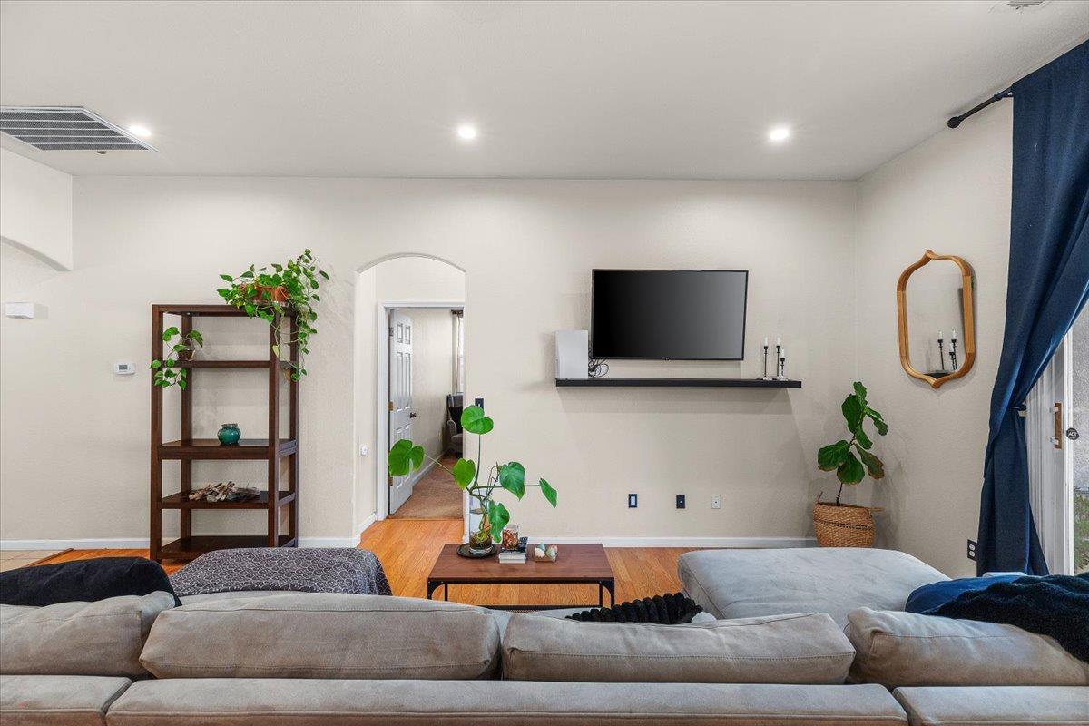 623 John Roos, Ripon, CA 95366