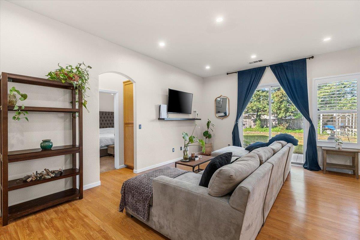 623 John Roos, Ripon, CA 95366