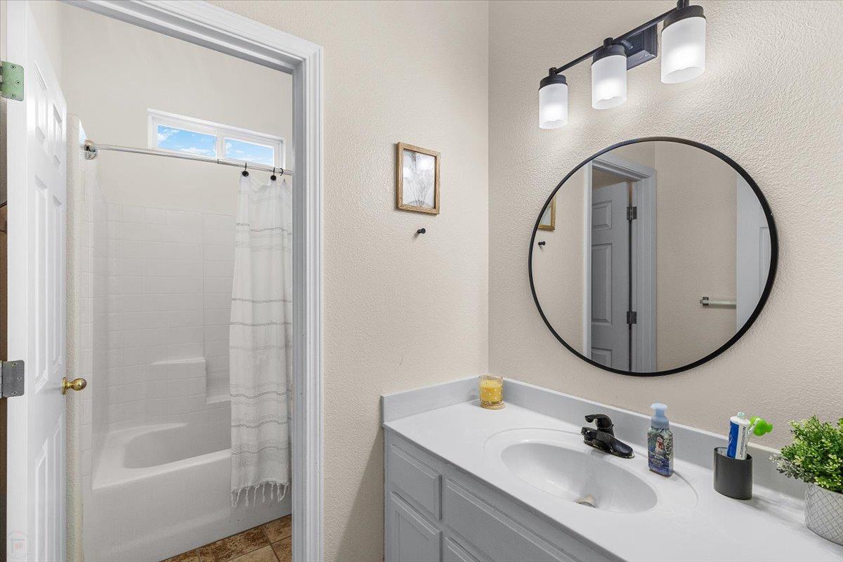 623 John Roos, Ripon, CA 95366