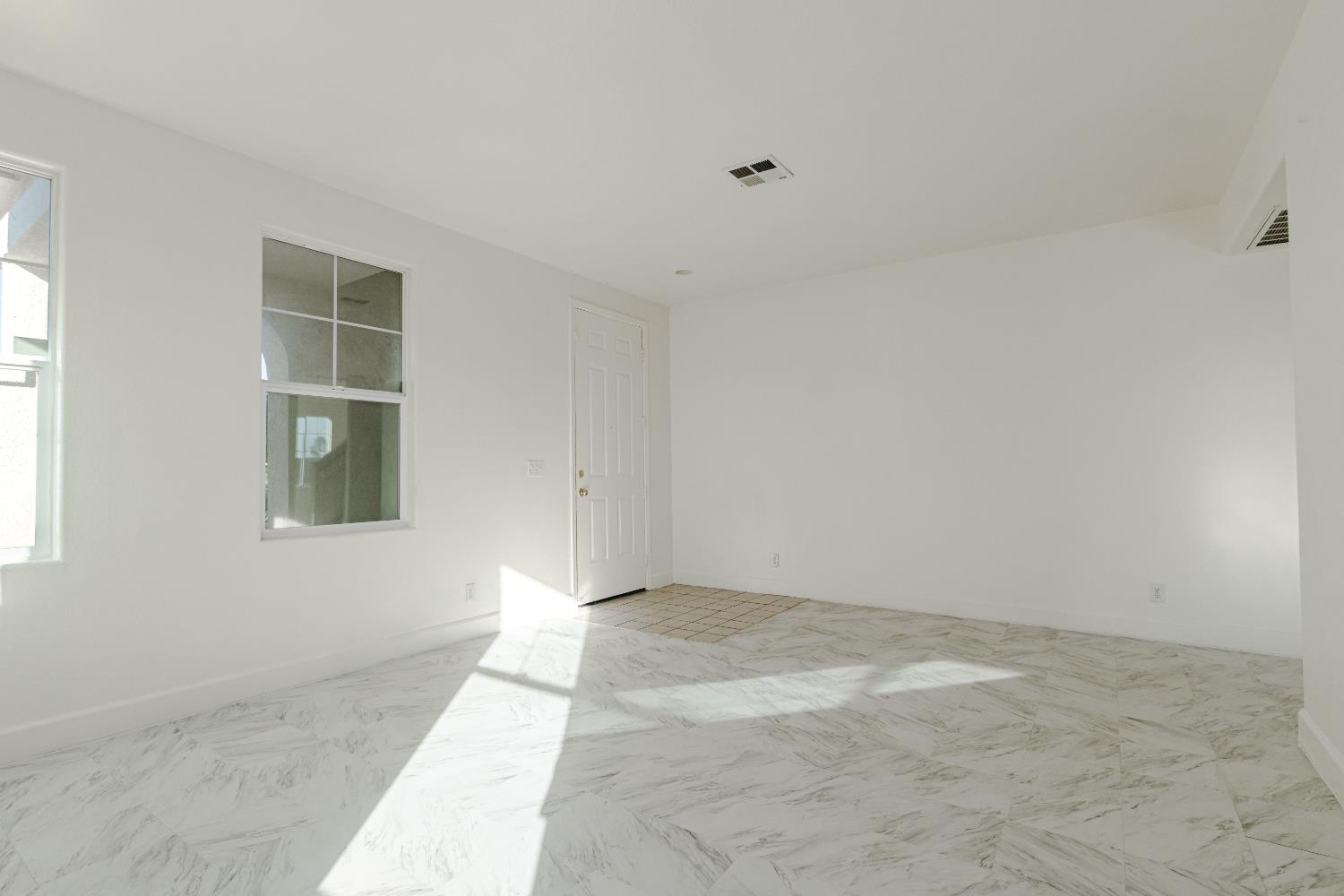 2325 S Creekside Dr, Los Banos, CA 93635