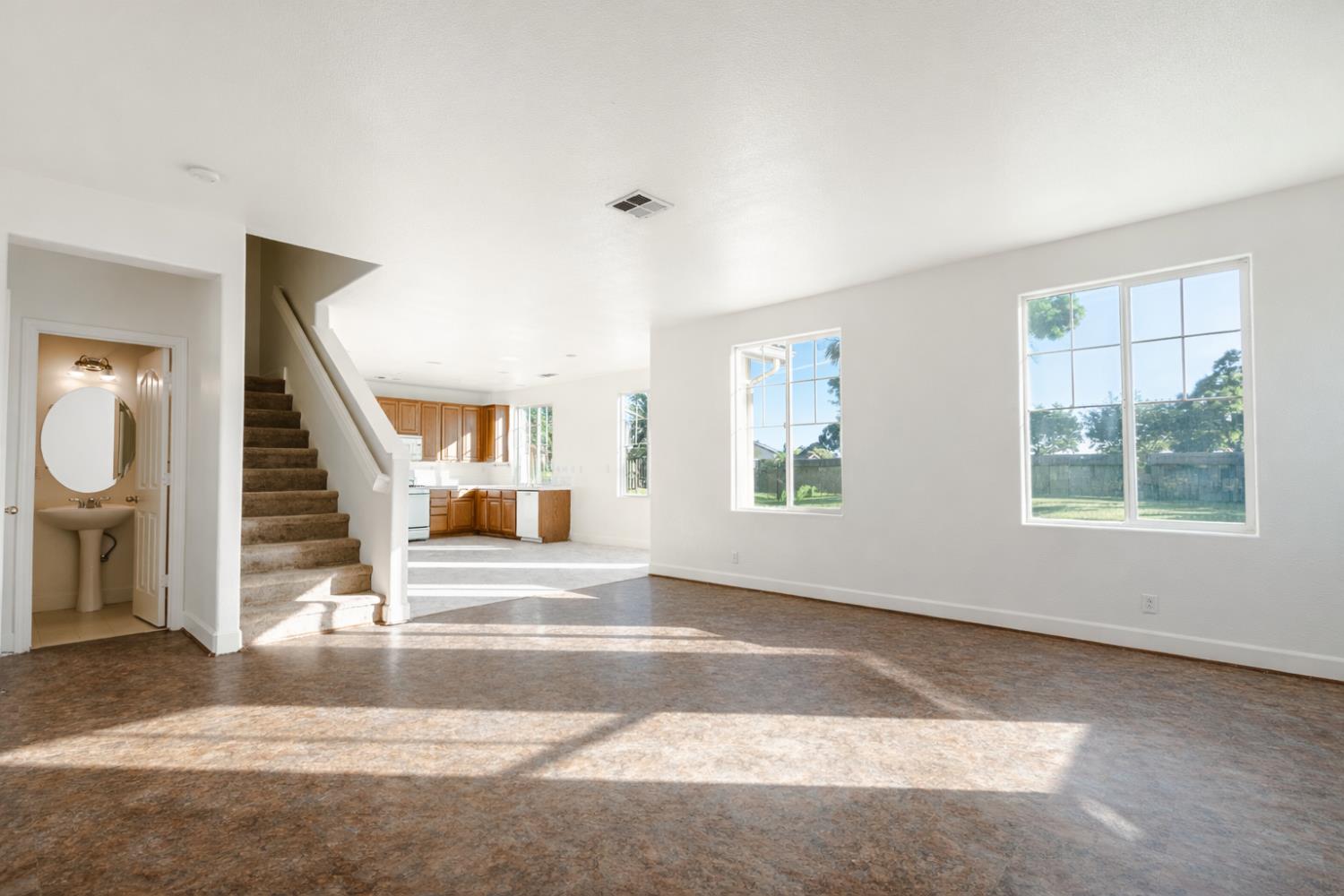 2325 S Creekside Dr, Los Banos, CA 93635