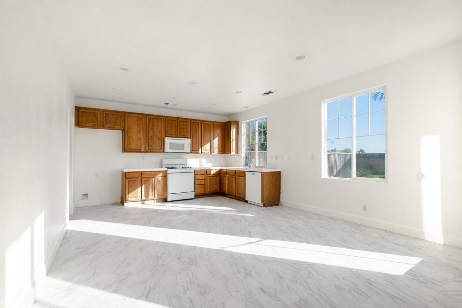 2325 S Creekside Dr, Los Banos, CA 93635