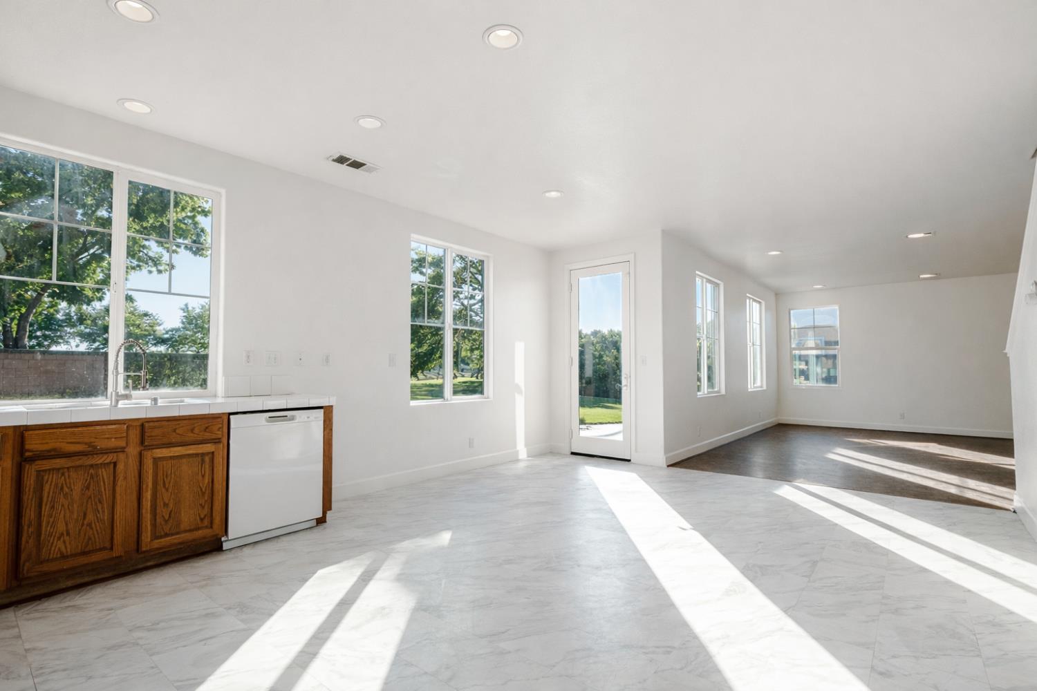 2325 S Creekside Dr, Los Banos, CA 93635