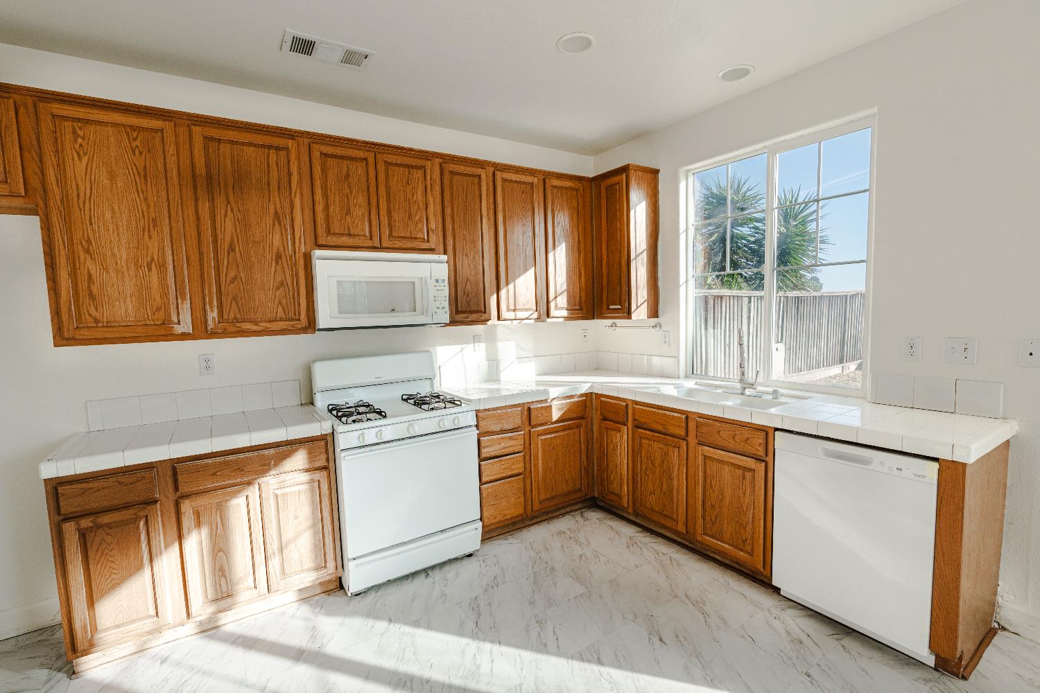 2325 S Creekside Dr, Los Banos, CA 93635