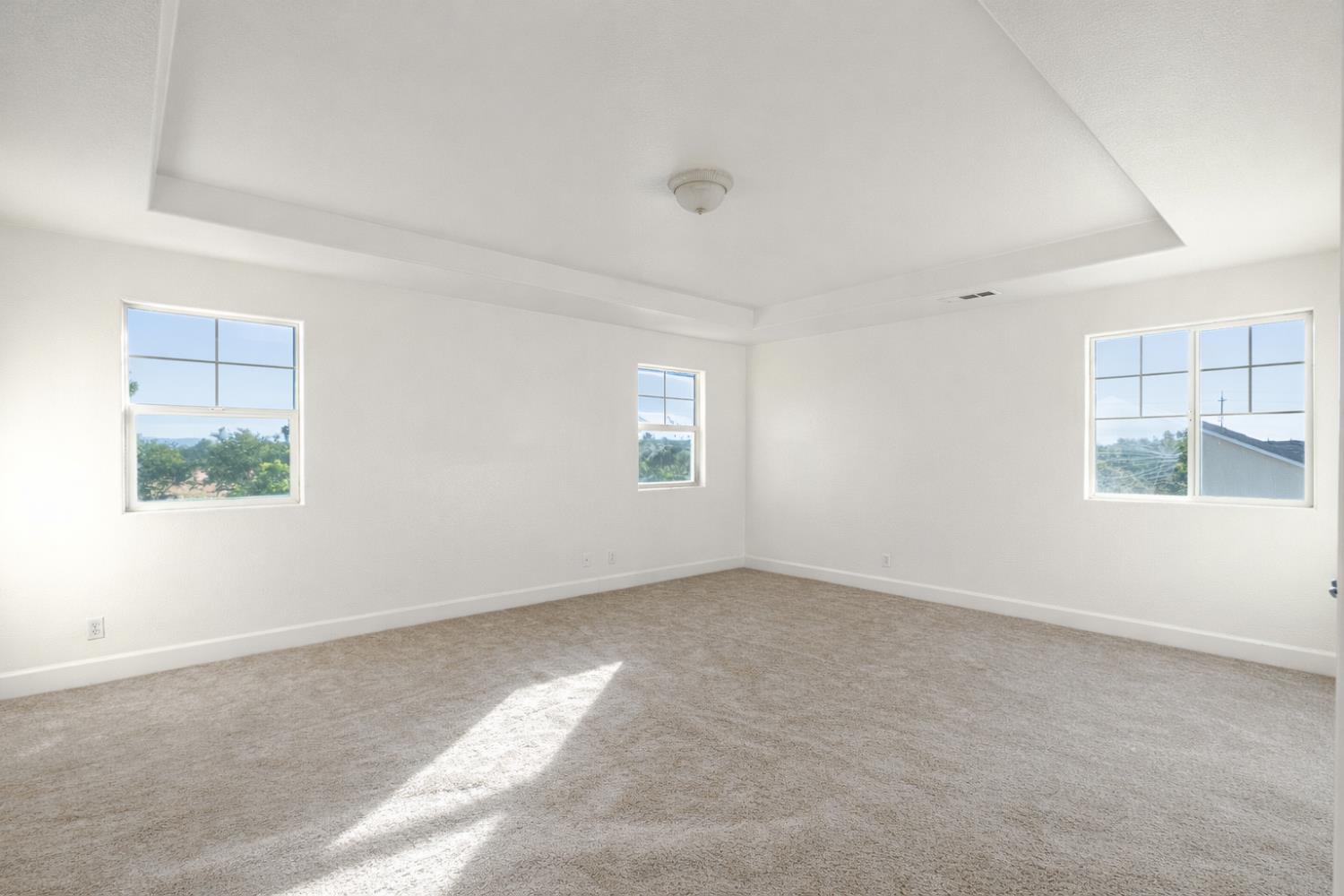 2325 S Creekside Dr, Los Banos, CA 93635