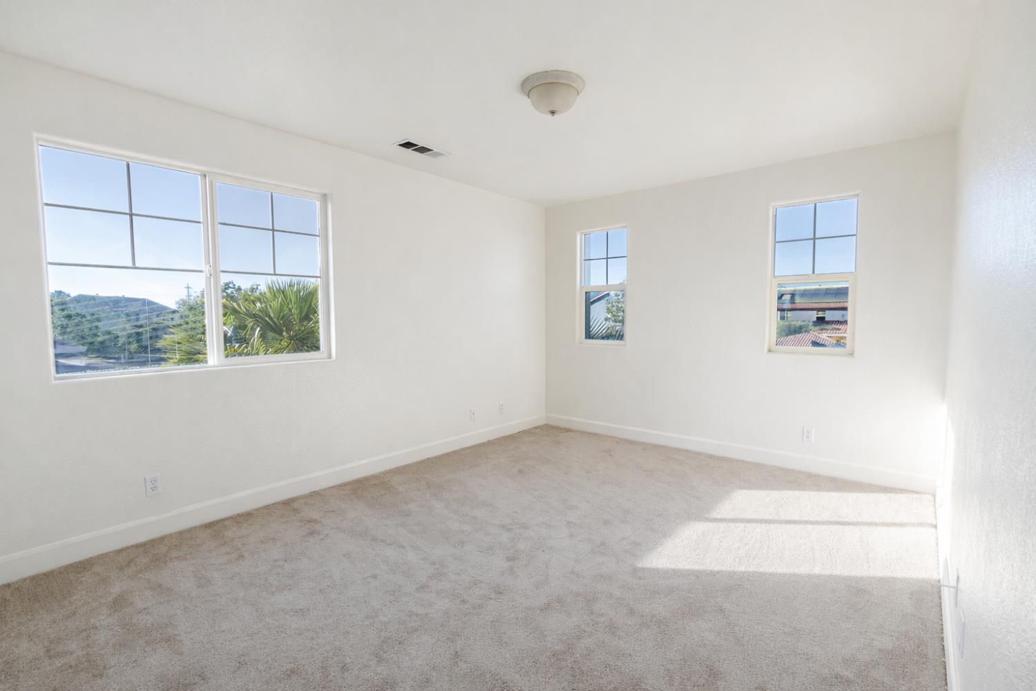 2325 S Creekside Dr, Los Banos, CA 93635