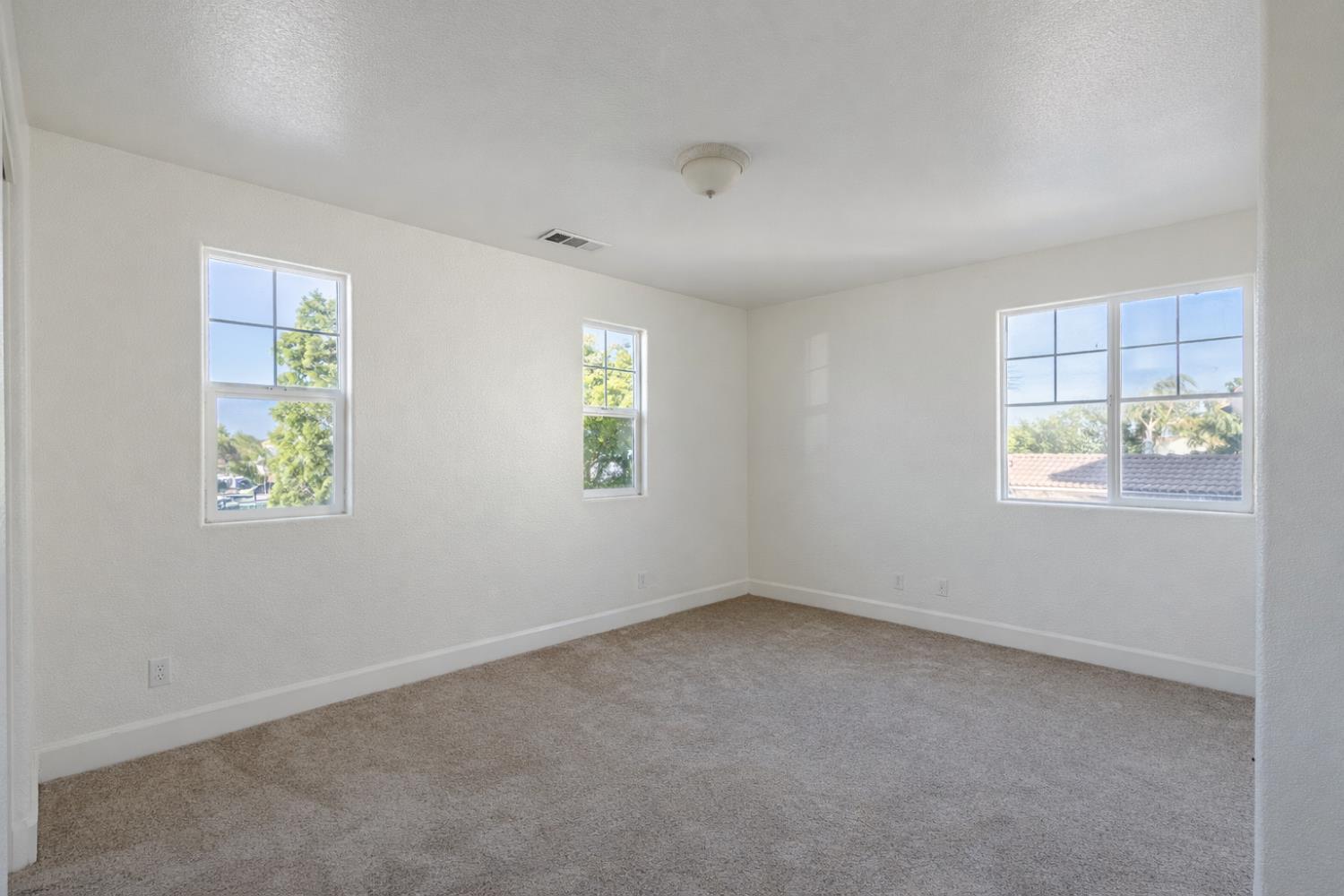 2325 S Creekside Dr, Los Banos, CA 93635