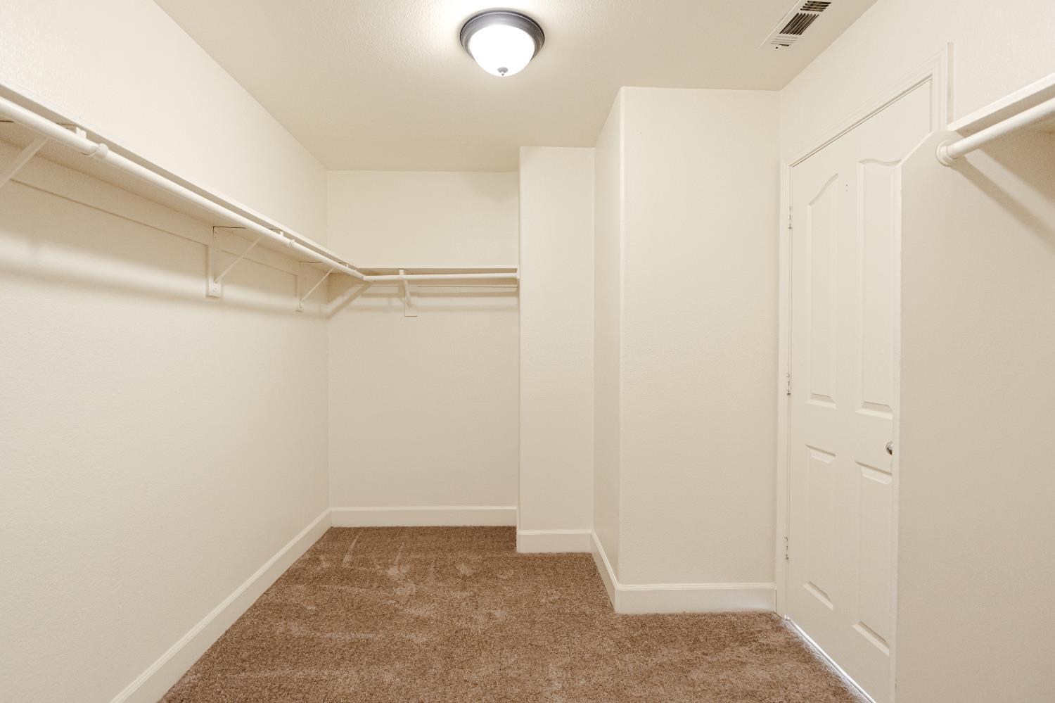 2325 S Creekside Dr, Los Banos, CA 93635