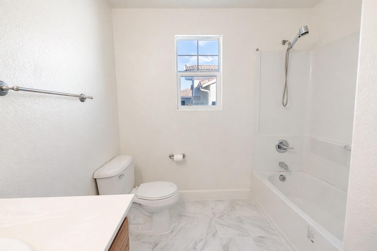 2325 S Creekside Dr, Los Banos, CA 93635